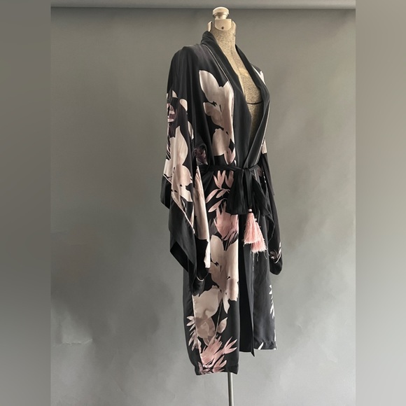 Natori Silk Kimono - Picture 5 of 9
